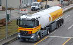 MF Mineralöl-Logistik GmbH mit einem Tank-Sattelzug mit MB ACTROS Zugmaschine (Befüllung siehe UN-Nr.: 33/1203 = Benzin) für das Unternehmen Royal Dutch Shell am 04.03.21 Berlin