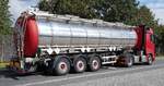 =MB Actros-Tanksattelzug steht im August 2023 steht an der Hundsrück-Höhenstrasse