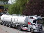 ACTROS von Wielend ist mit einem entleertem Milchtankauflieger Richtung Vöcklabruck unterwegs;100430