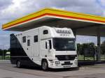 August 2012/ aufgebaut als Pferdetransporter ist der Mercedes Actros ohne Typenschild, gesehen beim Tankstopp ....