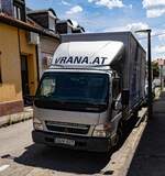 Hier ist ein Mitsubishi Canter Fuso (FE7 also siebte Generation) zu sehen. Früher war er bei der Firma Vrana in Benutzung. Die Aufnahme stammt von August, 2025.