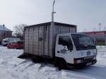 MITSUBISHI mit Viehtransporteraufbau ist am schneebedeckten Parkplatz vor der KeineSorgenArena in Ried i.I.