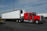 Peterbilt Kühltransporter wurde im September 2007 in Kalifornien USA auf einem großen Truckerrastplatz an der 99 zwischen Bakersfield und Fresno gesehen.