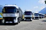 Ein Renault mit Abrollcontainer und weitere Renault von Centravo am 27.6.26 beim Trucker Festival Interlaken.