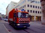 RENAULT-Mllwagen durchkmmt schon Frhmorgens die Straen von Antwerpen; 110831