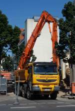 Renault - Kipper steht zur Beladung an einer Abrißbaustelle in Fulda im Juni 2015