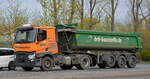 BRB Baustoffe Recycling Berlin GmbH mit einem Sattelkipper mit Renault Trucks Zugmaschine am 14.04.22 Berlin Marzahn.