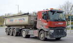 Baukies Parey GmbH  mit einem Sattelkipper mit Renault Trucks Zugmaschine am 14.04.22 Berlin Marzahn.