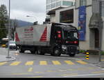 Renault mit Sattelschlepper unterwegs in der Stadt Aarau am 17.04.2023