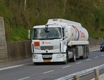  . Renault Tanksattelzug auf dem Weg zu seinem nächsten Kunden. 16.04.2016