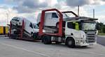 =Scania-Autotransporter steht im September 2020 auf einem Rastplatz an der A 7