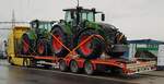 =Fendt Traktoren stehen auf einem Scania-Autotransporter verlastet in der Nähe der Auffahrt zur A 7, 05-2021