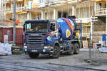 Farbenfroh bemalt war dieser Scania R 380 Betonmischer am 7.10.2026 auf einer Baustelle in Liberec in Tschechien im Einsatz.