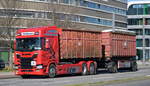Die Firma Lausitzer Containerdienst Holzhausen GmbH - LCH mit einem SCANIA R 500 Abrollkipper + Hänger am 23.03.20 Brandenburg Hbf.