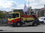 Scania Muldentransporter unterwegs in der Stadt Olten am 17.04.2023