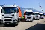 Scania mit Abrollcontainer und weitere Scania von AVAG am 27.6.26 beim Trucker Festival in Interlaken.