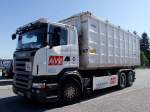 SCANIA R400 von AVE bei der Zustellung eines Austausch-Müllcontainers;110607