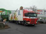 =Scania R380-Hängerzug steht zur Entladung am Globusmarkt in Wächtersbach im Dezember 2016