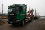 Scania Holztransporter am 02.01.20 in Hanau an einen zugänglichen Gelände 