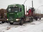 Holz zur Verladung auf die Ladestrae nach Bergen/Rgen brachte Dieser Scania-LKW am 22.Dezember 2009.