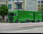 Scania S 520 mit Kastenaufbau und Anhänger unterwegs in der Stadt Solothurn am 2024.05.02