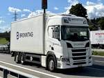 Ein Scania mit Kastenaufbau von Brenntag am 5.9.25 beim Grauholz.