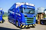 Ein Scania mit Kastenaufbau von Reinhard Recycling am 27.6.26 beim Trucker Festival Interlaken.