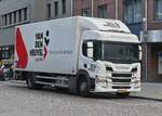 Scania P250 Kastenaufbau, steht zum entladen am Stra�enrand.