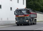 Scania Kipper unterwegs vor den Mauern des Klosters in Engelberg am 21.09.2023