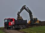 Scania Kipper wird von einem Volvo Raupenbagger beladen. 12.2025
