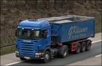 Dieser blaue Scania R420 transportiert vermutlich Splitt bei Hagen in Richtung Dortmund.