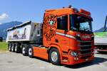 Ein Scania Kippersattelzug von Angelo Raetzo AG am 27.6.26 beim Trucker Festival Interlaken.