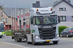 Scania R 580 Holztransporter Sattelzug gesehen in Heinerscheid. 05.2024