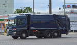 Ein SCANIA P320 Müllentsorgungsfahrzeug mit FAUN Variopress Müllpresse von der Farbe her wohl auch ALBA Group Berlin? am 29.07.20 Berlin Marzahn