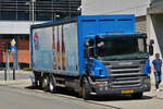 Scania P 360, der Firma Heintz, liefert Waren an einen Supermarkt.