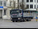 Scania mit Langer offener Ladefläche unterwegs in der Stadt Solothurn am 19.04.2023 