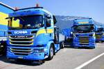 Ein Scania mit Pritschenaufbau und weitere Scania von Martin Wittwer am 27.6.26 beim Trucker Festival Interlaken.