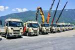 Ein Scania mit Pritsche und weitere Scanias von von Bergen am 27.6.26 beim Trucker Festival Interlaken.