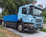 =Scania des Schaustellerbetriebes GESCHWISTER WEISHEIT aus Gotha, steht auf dem Ausstellungsgel�nde beim Hessentag in Fulda, 06-2026  