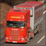 Scania R500 8/ von HAUSER ist mit einem Container mit der Aufschrift THNI bei Ldenscheid in Richtung Sden unterwegs.