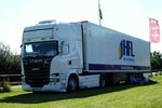 =Scania von HFL als Schatttenspender, gesehen beim John Deere - Lanz - Treffen im Kirchheim am See im August 2016