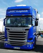 =Scania R 490-Sattelzug von  JMK-Logistik  steht beim Country-, Trucker- und Streetfoodfestival Fulda im Juli 2017