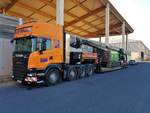 Rolf Riedel Scania V8 Schwertransporter am 15.10.18 in Niedernberg in einer Nebenstraße