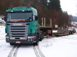 Belgische 3achser Scania R500 Zugmaschine mit einem Spezialauflieger fr den Transport von einem schweren Holzrckeschlepper.