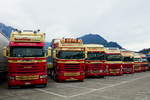 Drei Scania und vier Volvo von Interspan Tschopp am 26.16 beim Trucker Festival Interlaken.