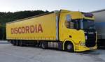 =Scania-Sattelzug von DISCORDIA steht im Juli 2020 auf einem Rastplatz an der A 7