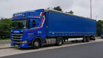 =Scania R 410 von HÖVELMANN-Logistik steht im Juni 2021 auf einem Rastplatz an der A 5
