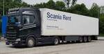 =Scania-Sattelzugmaschine von BO TRANS transportiert einen Sattelauflieger von Scania Rent, 07-2021