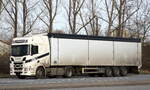 SMV Transporte GmbH aus Rostock mit einem Sattelzug mit Scania R 450 Zugmaschine am 03.02.22 Berlin Marzahn.
