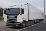 =Scania R 450 aus Litauen rastet im Januar 2022 auf dem Rasthof Fulda-Nord